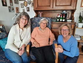 Herzlichen Glückwunsch zum 100. Geburtstag! Mieterin Marianne G. feiert in ihrer Wohnung in der Seniorenresidenz KINZIGALLEE in Kehl mit vielen Gratulanten.
