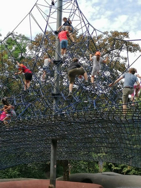Kinder auf einem Klettergerüst mit Stahlseilen