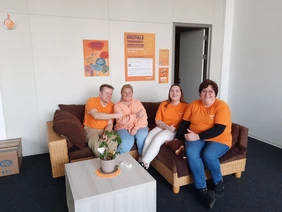 Der ambulante Pflegedienst avendi mobil Sinsheim freut sich über eine neue Couch und somit mehr Gemütlichkeit im Büro. Jetzt hübscht das Möbelstück das Büro auf.