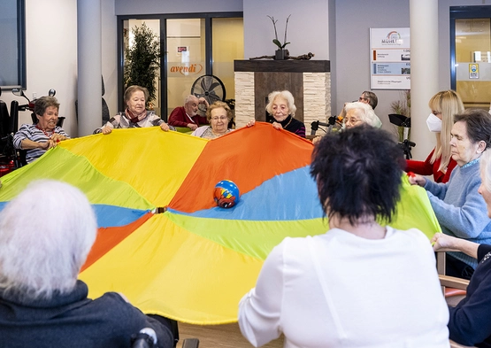 Senioren üben mit einem Schwungtuch im avendi-Pflegeheim Bad Dürkheim