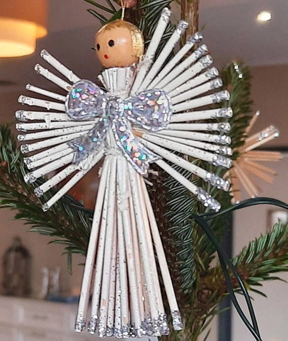 Neben Strohengeln wurde der Weihnachtsbaum im avendi-Pflegeheim mit Kugeln geschmückt.