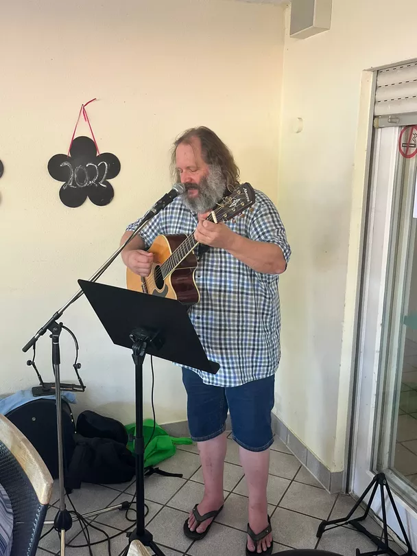 Musiker Robert Hauser begleitete mit Gesang und stimmungsvoller Musik das Sommerfest im avendi-Pflegeheim HAUS BURGBLICK