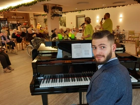 In der festlich geschmückten Cafeteria im Mannheimer Pflegeheim LanzCarré sangen die Bewohner Adventslider. Nathan Sikner begleitete sie am Klavier.