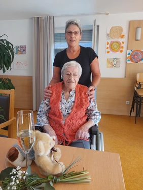 Frau W. feierte 90. Geburtstag in der Seniorenresidenz ALTE MÜHLE in Kehl. Ihre Tochter kam zu Besuch.