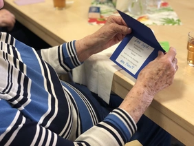 Selbstgebastelte Ostergrußkarten schickten Pflegeheimbewohner an ihre Angehörigen