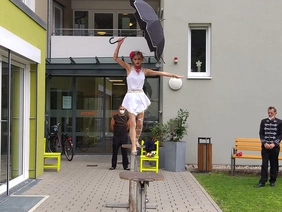 Eine Seiltänzerin vom Zirkus Probst trat im avendi-Pflegeheim in Bad Dürkheim auf