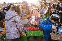 Die weltweite Geschenkaktion "Weihnachten im Schuhkarton" startet wieder. Bedürftige Kinder erhalten damit ein Geschenk zum Weihnachtsfest. 