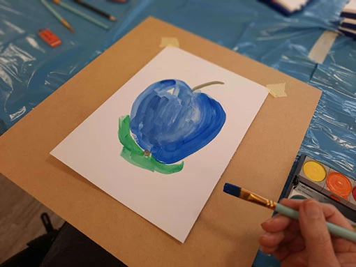 Ein gemalter Apfel in Blau