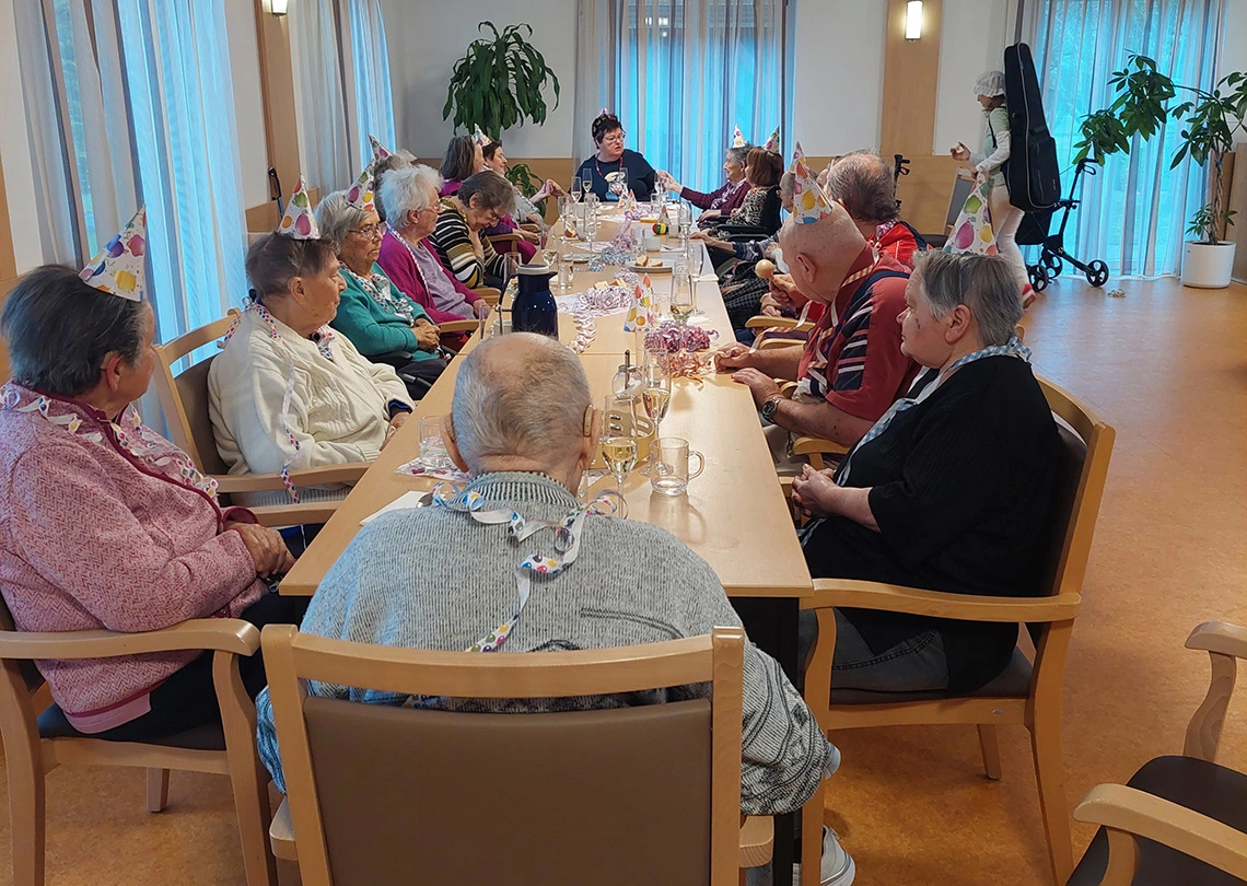 Für die Seniorinnen und Senioren gab es in der avendi-Pflegeeinrichtung zum Schmutzigen Donnerstag ein buntes Fasnachtsprogramm.