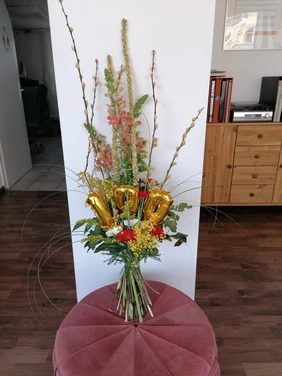 Blumen zum 100. Geburtstag einer Kundin des ambulanten Pflegediensts avendi mobil Vorderpfalz in Bad Dürkheim.