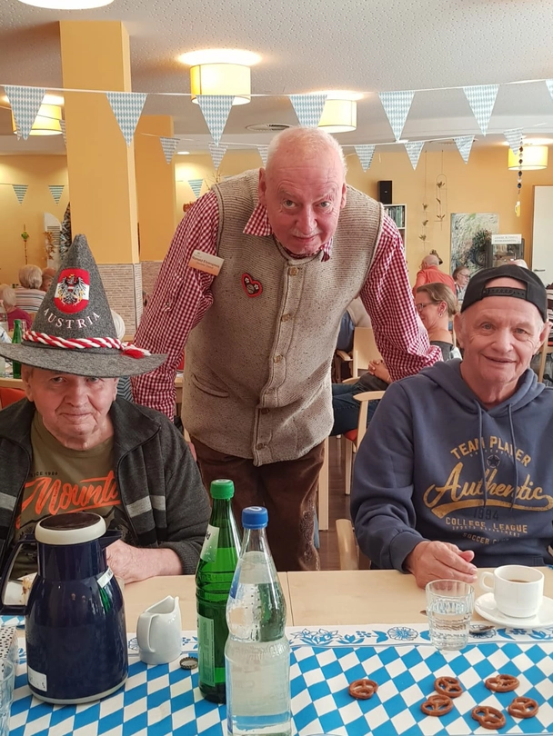 Drei Senioren am Tisch in der Cafeteria