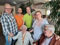 Herzliche Glückwünsche, Blumen und einen Glücksbringer gab es für Frau E. zu ihrem 101. Geburtstag im avendi-Pflegeheim LanzCarré in Mannheim.