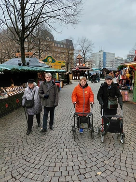 Gemütlich bummelte die kleine Gruppe der avendi-Tagespflege über den Weihnachtsmarkt am Wasserturm in Mannheim.