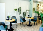Die gemütliche Cafeteria im Eingangsbereich des Pflegeheims in Böhmenkirch ist beliebter Treffpunkt
