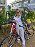 Ein Fahrrad - das war der Herzenswunsch von Hauswirtschaftshelferin Suna vom Team der avendi-Einrichtung ALTE SCHLOSSGÄRTNEREI Rastede. Zum Geburtstag gab es dann die große Überraschung und Suna bekam das Fahrrad. Die Freude war groß! 
