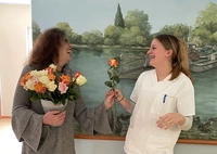 Eine Blume gab es zum Weltfrauentag im avendi-Pflegeheim EDI-WOHNPARK für alle Damen.