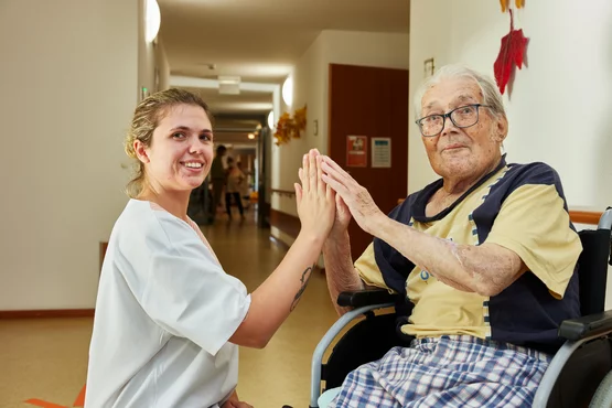 Das Miteinander von Bewohnern und Mitarbeitern in der avendi-Pflegeeinrichtung PARKSTRASSE ist herzlich