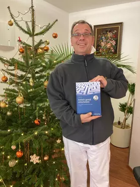 In der avendi-Einrichtung RHEIN-PFALZ-STIFT in Waldsee erreichte die Mitarbeiter ein besonderes Geschenk: Ein Buch mit persönlicher Widmung.