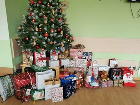 Unter dem prächtig geschmückten Weihnachtsbaum lagen viele Geschenke für die Seniorinnen und Senioren im avendi-Pflegeheim.