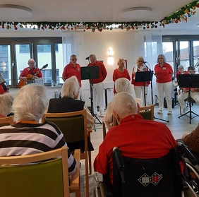 In der festlich geschmückten Cafeteria im Mannheimer Pflegeheim LanzCarré trat der Chor Vielharmonie auf..