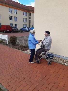 Zwei Senioren vor dem Wohnpark in Weißenfels