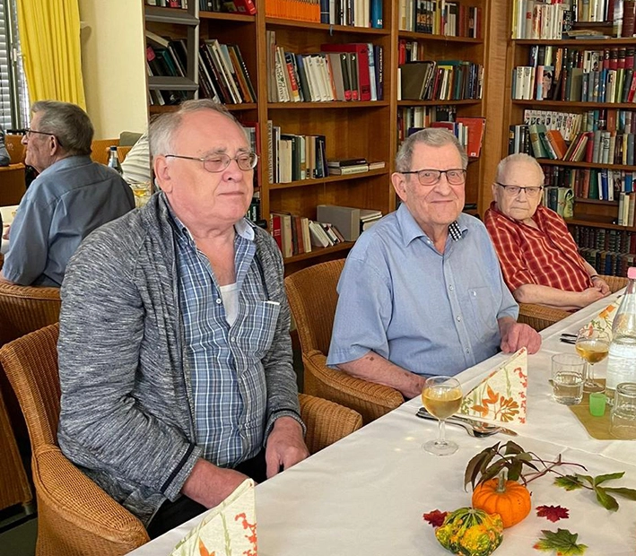 Senioren am herbstlich gedeckten Tisch
