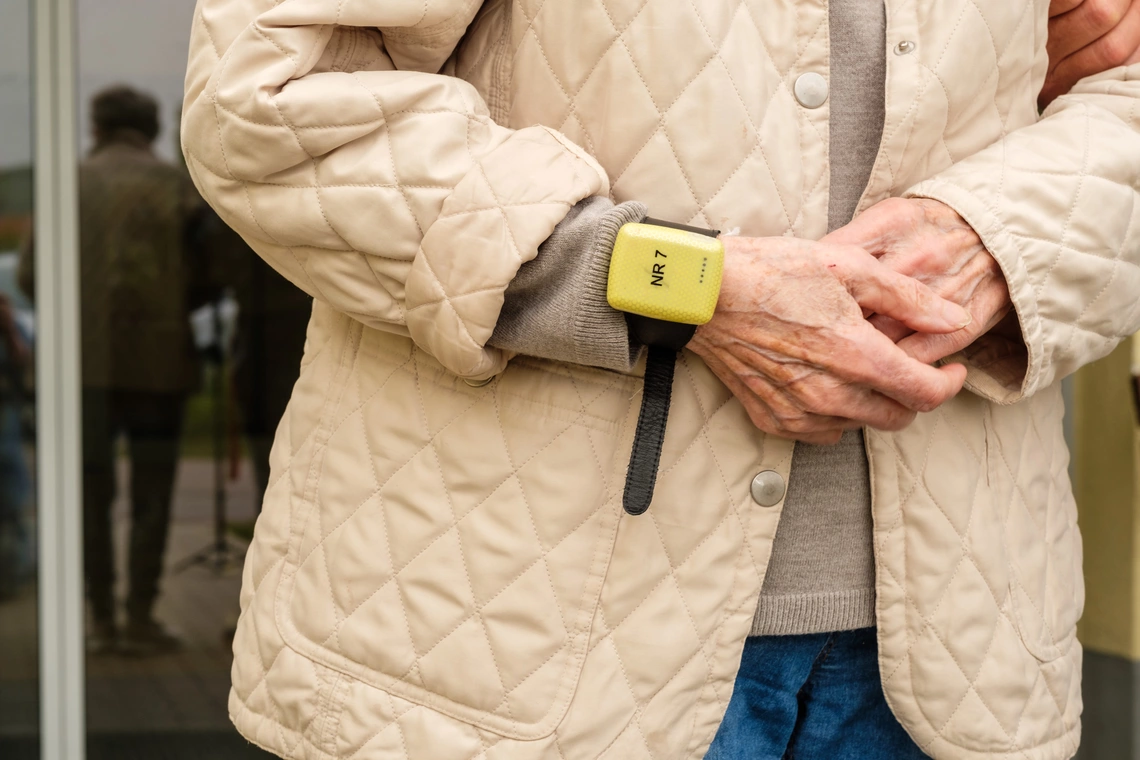 Eine Bewohnerin trägt einen Sender am Handgelenk