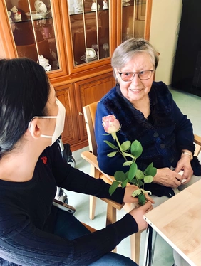 Am Weltfrauentag 2021 werden Rosen an Bewohnerinnen und Mitarbeiterinnen verteilt. 
