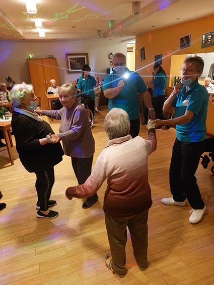 Pflegeheimbewohner schwingen beim Tanzcafé im Ketscher avendi-Pflegeheim PARKSTRASSE das Tanzbein.