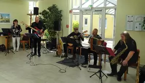 Die Musiker von Café Flore begeisterten im avendi-Pflegeheim in Kehl