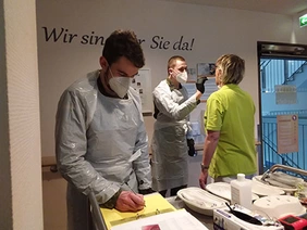 Soldaten der Bundeswehr im Einsatz in Pflegeheimen zur Testung auf Corona