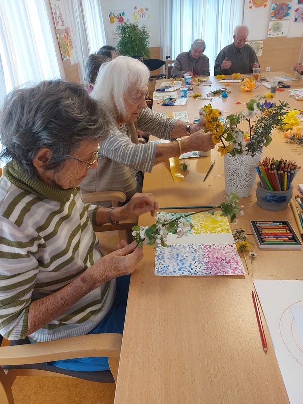 Die Bewohnerinnen und Bewohner des Kehler avendi-Pflegeheims können ihrer Kreativität freien Lauf lassen.