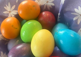 Bunte Eier gehören zum Osterfest einfach dazu. Selbst färben macht Spaß.