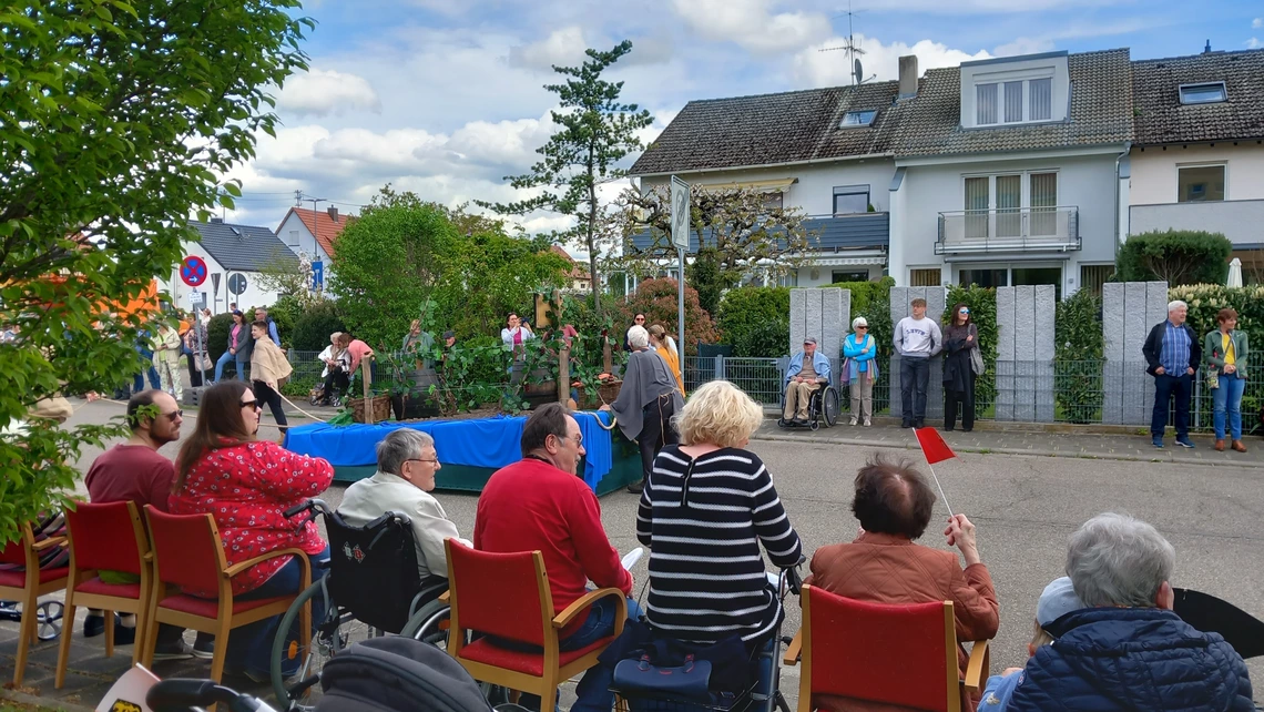 Neckarhausen feierte die 1250-Jahr-Feier mit einem Festumzug durch den Ort. Die Bewohnerinnen und Bewohner des Pflegeheims NECKARHAUS verfolgten das bunte Treiben.