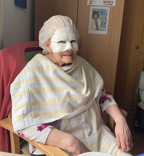 Bewohner in der avendi-Pflegeeinrichtung RHEIN-PFALZ-STIFT in Waldsee haben viel Spaß beim Herstellen von Gipsmasken