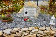 Eine Gedenkstelle im Garten der Wilhelmshöhe