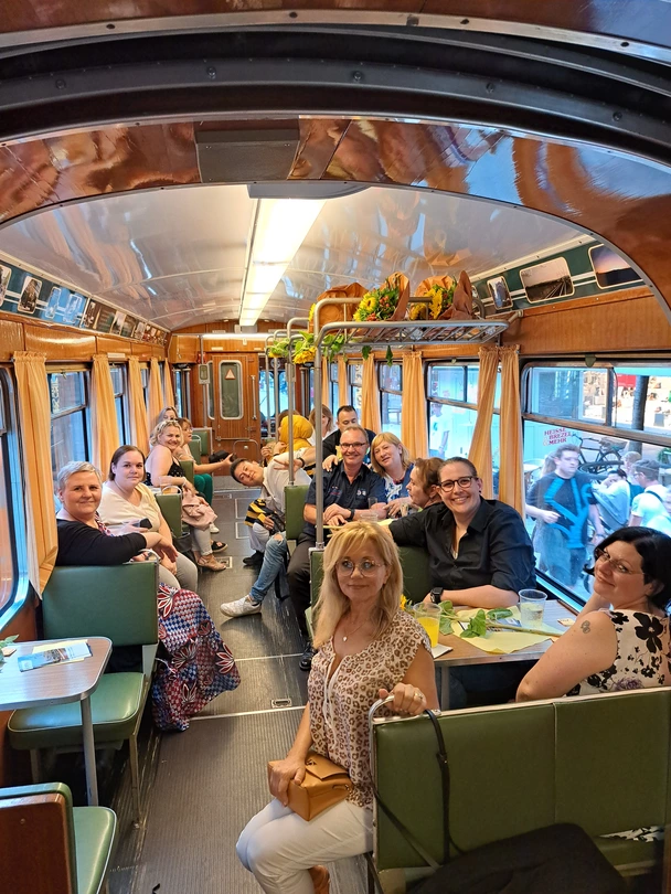 Eine Fahrt im historischen Triebwagen der RNV unternahm das Team von avendi mobil Mannheim.