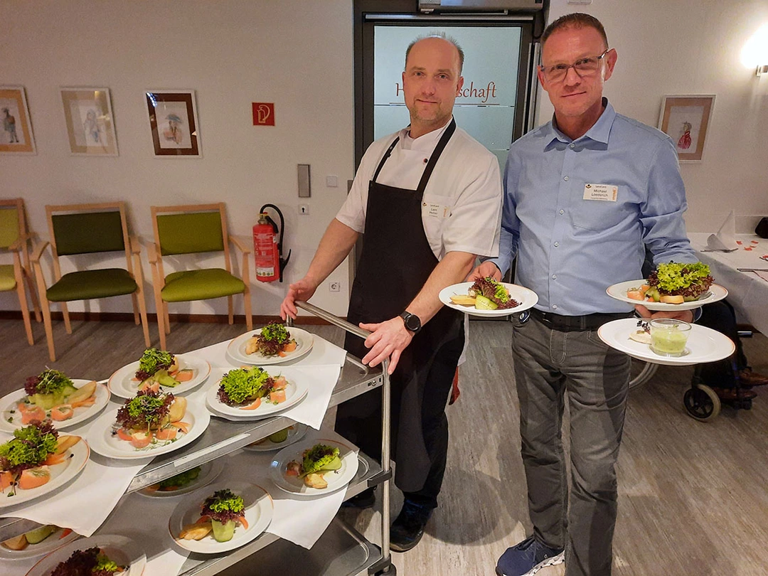 Koch und Hauswirtschaftsleiter servierten das Menü am Valentinstag formvollendet