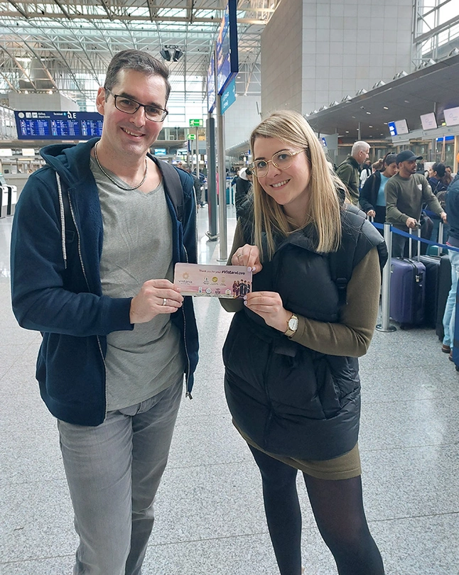 Jens Reinemuth und Jennifer Stein am Flughafen