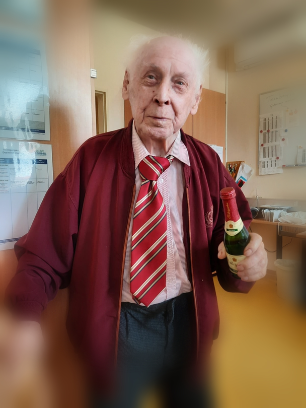 Herr K feiert 90. Geburtstag im avendi-Pflegeheim in Dessau