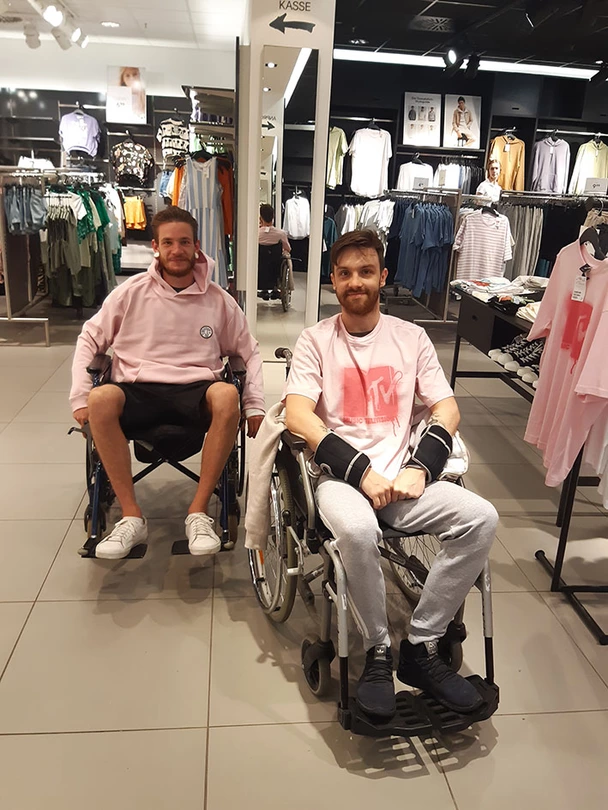 Azubis im Rollstuhl beim Einkaufen.