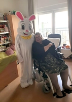 Verkleidet als Osterhase besuchte Jeanine zu Ostern die Bewohnerinnen und Bewohner im avendi-Pflegeheim RHEIN-PFALZ-STIFT.