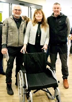 Gastgeschenk vom Sanitätshaus Lier: Die Mitarbeiter überreichten Heimleiterin Anke Rinne einen Rollstuhl.