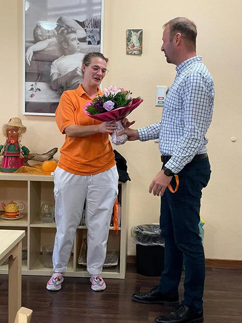 Diana erhält Blumenstrauß von Heimleiter Manuel Unger