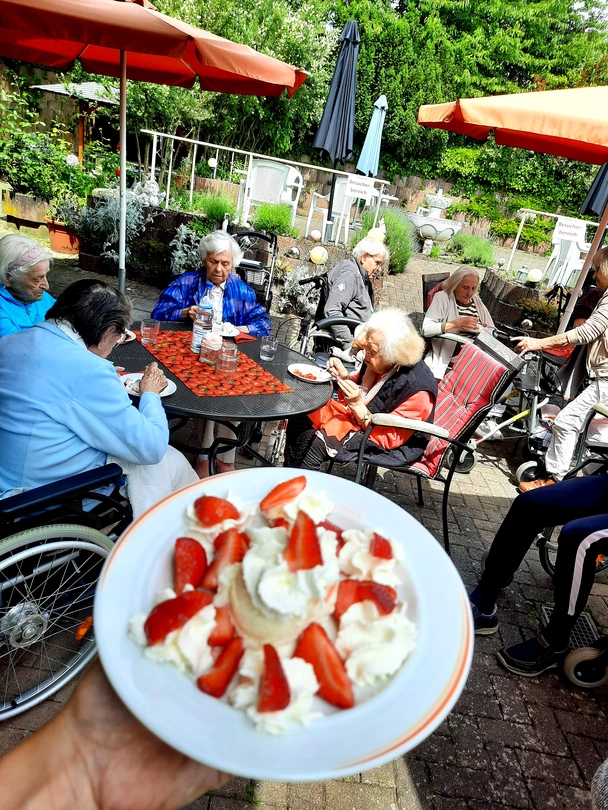 Leckere Erdbeeren ließen sich die Bewohnerinnen und Bewohner im avendi-Pflegeheim HAUS BURGBLICK schmecken.