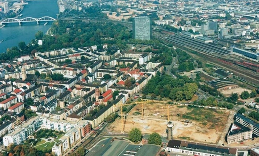 LanzCarré Bauplatz aus der Luft, Hauptbahnhof Mannheim im Hintergrund