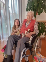 Lucy, eine ehrenamtliche Mitarbeiterin in der Seniorenresidenz ALTE MÜHLE, besucht Frau W. regelmäßig. Nun natürlich auch an deren Geburtstag.