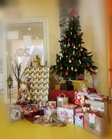 Prächtig geschmückter Weihnachtsbaum mit vielen Geschenken