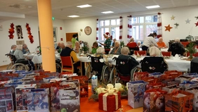 Die Weihnachtsfeiern in den Wohnbereichen des avendi-Pflegeheims NECKARHAUS in Edingen freuten die Bewohnerinnen und Bewohner sehr.
