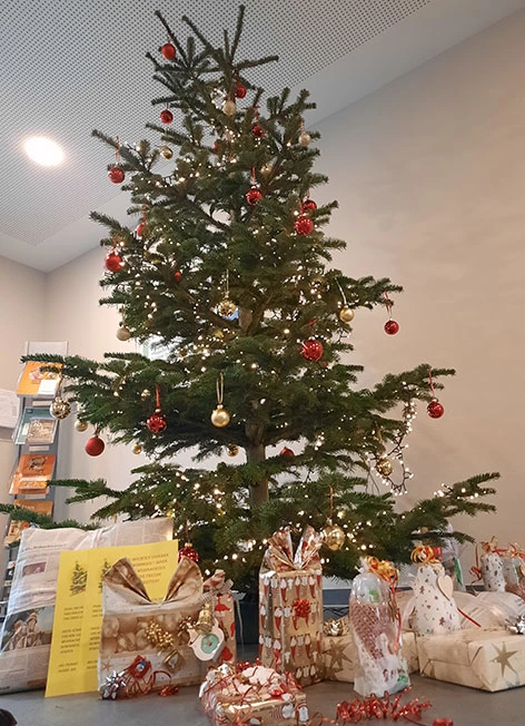 Weihnachtsbaum mit Geschenken darunter